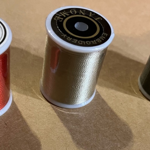 Embroidery thread: 29 new: 21 1000m, 5 300m, 3 200m. 23 opened/used. - Picture 6 of 7